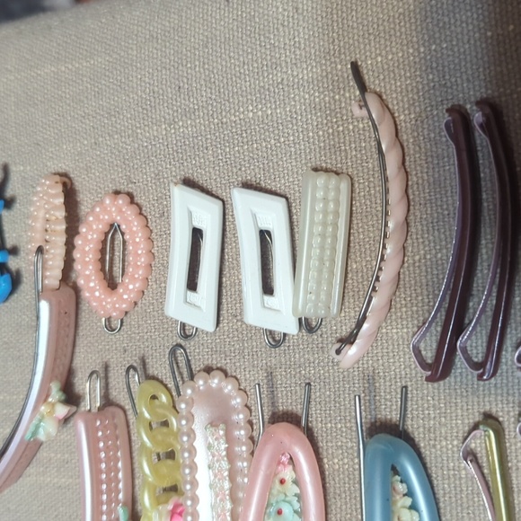 Lot of 20 Vintage Plastic Hair Barrettes Novelty Watch Hat Bows Bars Flowers - Picture 3 of 5